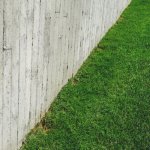 Beton kontra drewno: które ogrodzenie naprawdę się opłaca? Porównanie kosztów, trwałości i estetyki