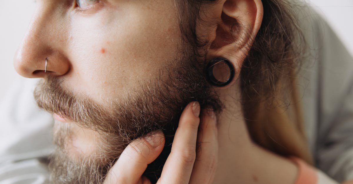 Trendy tunele bez tajemnic: jak pielęgnować rozciągnięte płatki uszu, by były zdrowe i stylowe