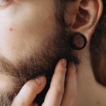 Trendy tunele bez tajemnic: jak pielęgnować rozciągnięte płatki uszu, by były zdrowe i stylowe
