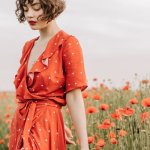 Sukienka kopertowa dla każdej sylwetki: jak nosić, by podkreślić atuty