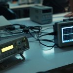 Akcelerometr akcelerometrowi nierówny: najważniejsze różnice w czujnikach wibracji i jak dobrać je do zastosowania
