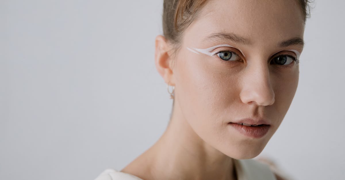 Soft glam na co dzień: 7 sprawdzonych trików na ultradelikatny, świetlisty makijaż