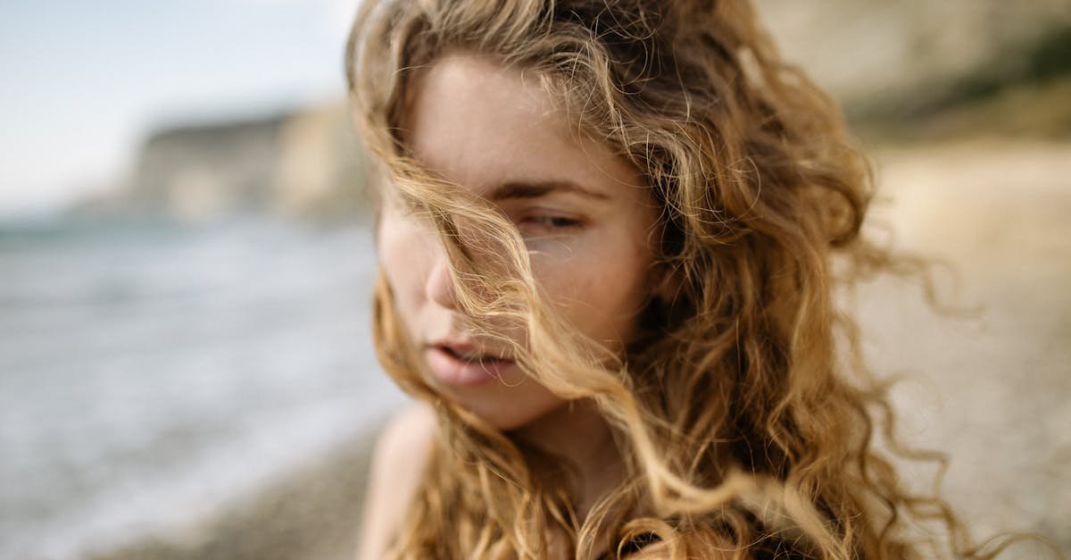 Beach waves bez tajemnic: 11 sposobów na modne fale jak po plaży – dla każdego typu włosów