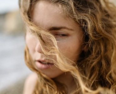 Beach waves bez tajemnic: 11 sposobów na modne fale jak po plaży – dla każdego typu włosów