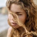 Beach waves bez tajemnic: 11 sposobów na modne fale jak po plaży – dla każdego typu włosów