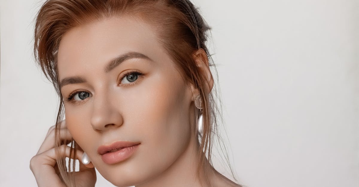 Forward helix na topie: 7 trendów, które musisz znać + porady pielęgnacyjne i stylizacyjne