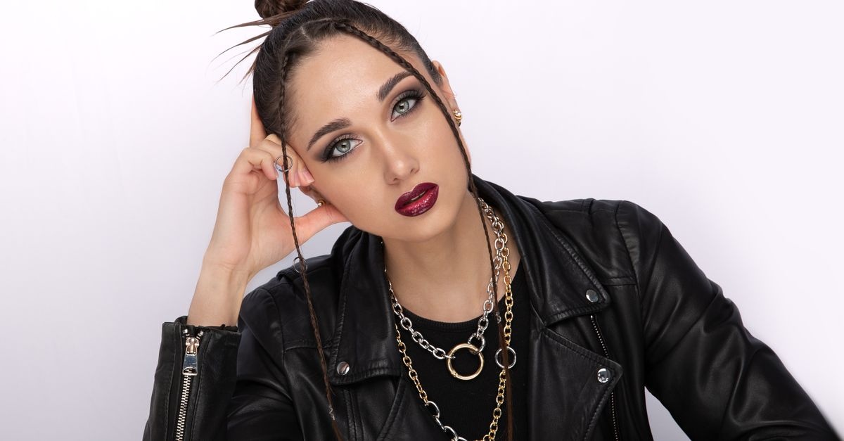 Trendy lariaty: jak wybrać naszyjnik, który odmieni każdą stylizację