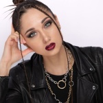 Trendy lariaty: jak wybrać naszyjnik, który odmieni każdą stylizację