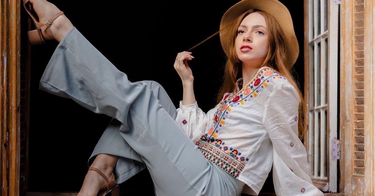 Dzwony wracają do gry: 9 pomysłów na stylizacje z retro flare, które pokochasz