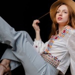 Dzwony wracają do gry: 9 pomysłów na stylizacje z retro flare, które pokochasz