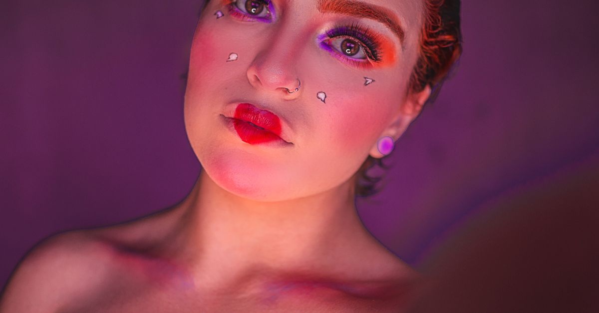 Trendy microdermal: jak pielęgnować, by lśnił i goił się bez problemów