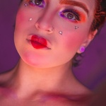 Trendy microdermal: jak pielęgnować, by lśnił i goił się bez problemów